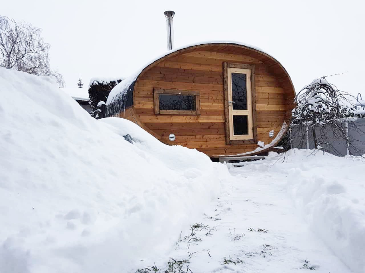 Ovales Saunafass im Winter